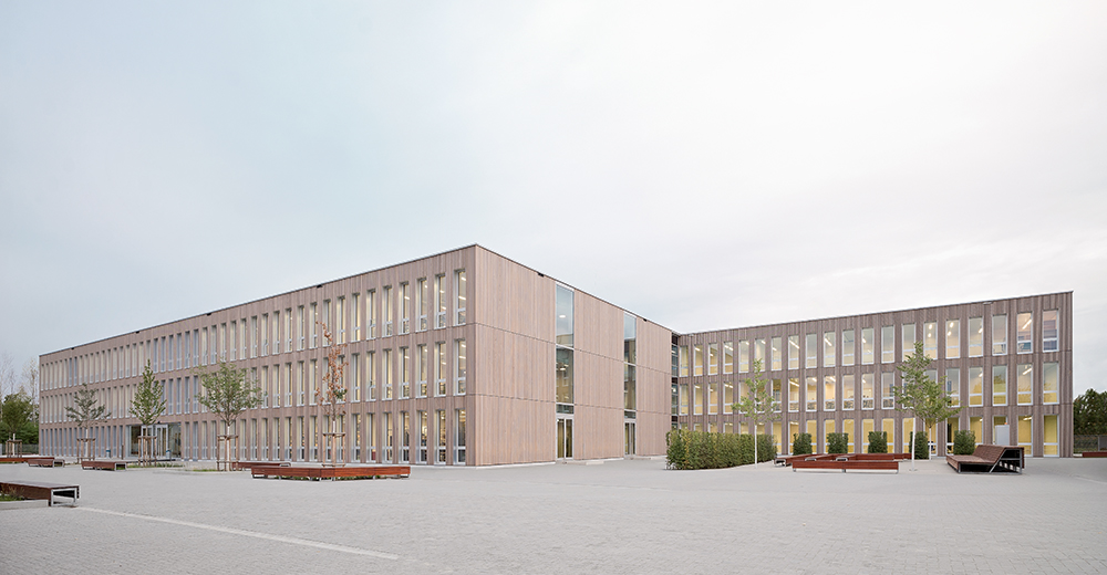 ACADEMIC: HIGH SCHOOL IN FRANKFURT 